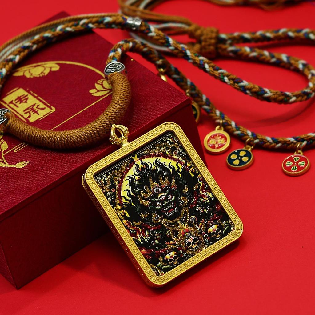 Tibetische Thangka Schwarz Dzambala Mahakala Goldmalerei mit Fünffarbiger Seil-Halskettenanhänger