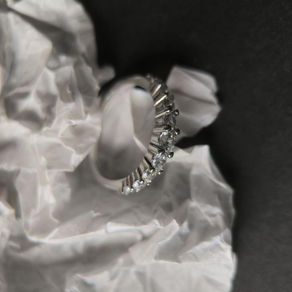 Серебряное кольцо с фианитами, вес изделия 2,53 гр (2187332)