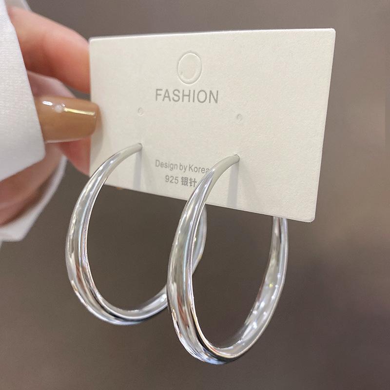 

European and American exaggerated large circle earrings for women s high-end sense of cold wind metal earrings 925 silver needle earrings