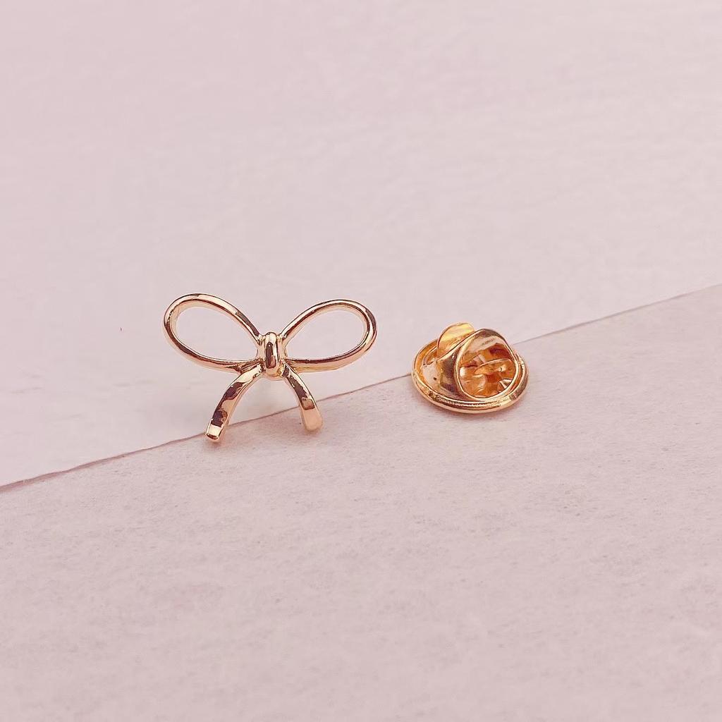 Personality Hollow Metal Brooch Anti Exposure V-neck Buckles Accessories Versatile Small Brooch Pin Coat Buttons Ornaments Gifts