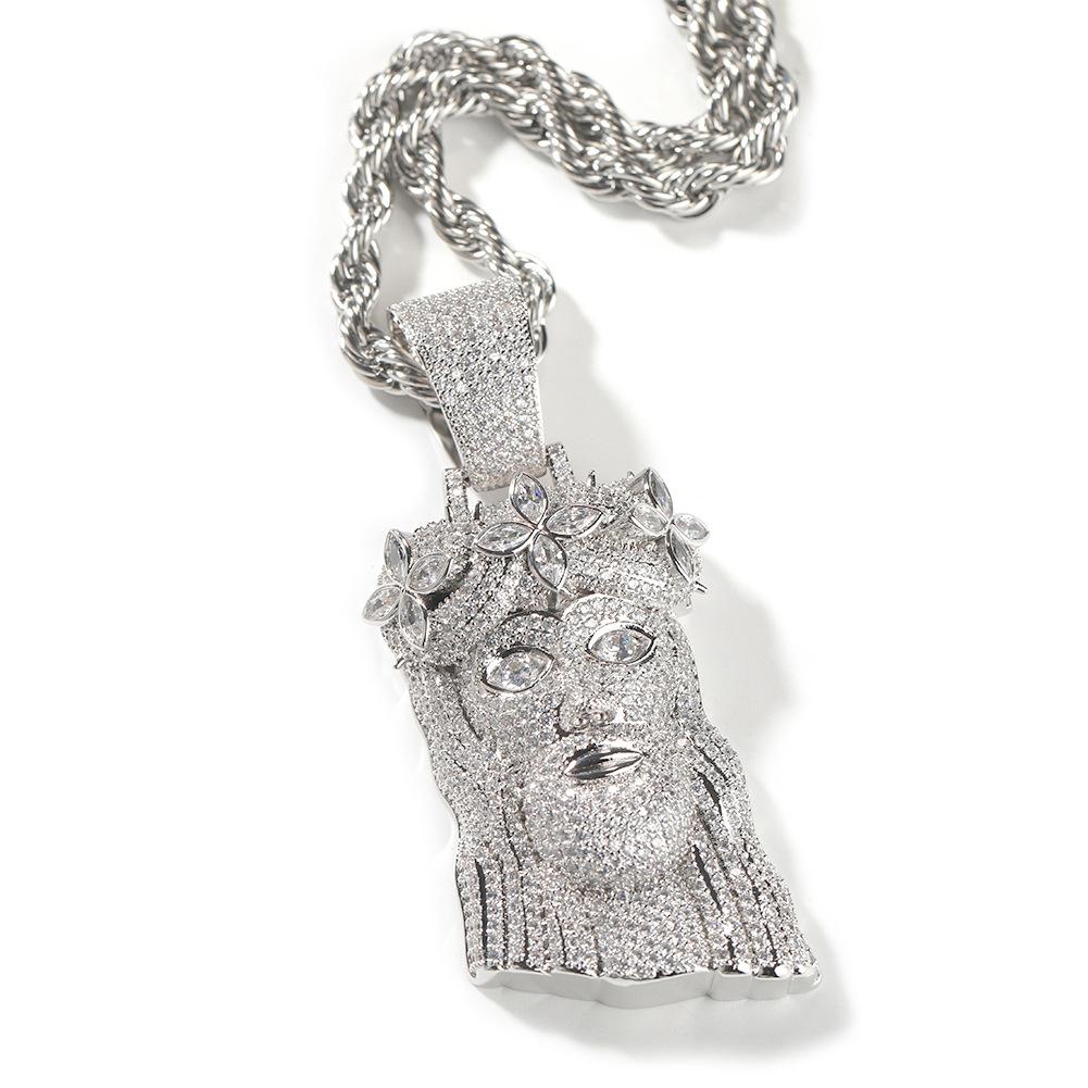 Classic retro four-leaf clover crown portrait pendant, trendy and versatile copper inlaid zircon high-end long necklace.