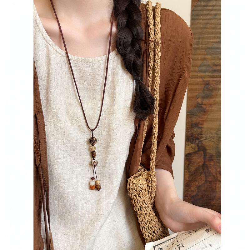 Wood Rhyme Leisure Wind: Summer Bohemian Wooden Necklace - New Chinese Style Clavicle Chain for Women, Retro Holiday Accessory.