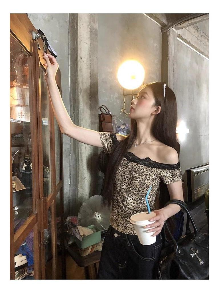 Summer 2025 Women's Leopard Print One-Shoulder Short Sleeve Slim Fit Top