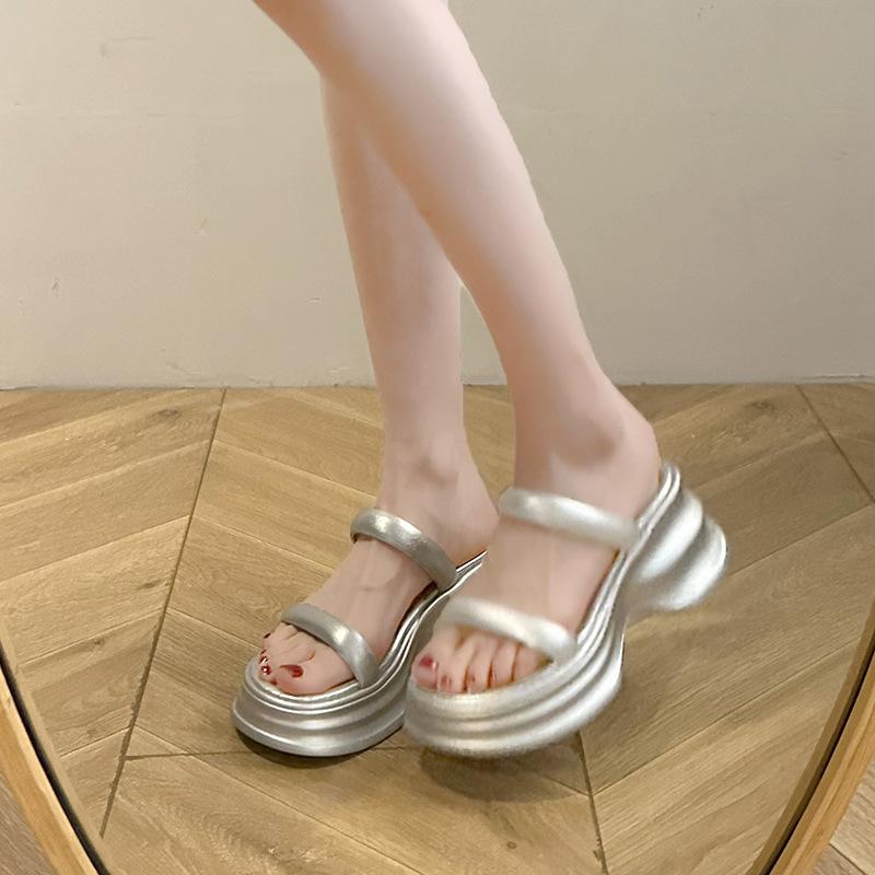 2025 high-end thick-soled slippers women's summer outer wear new summer small thick-soled beach with skirt cool slippers
