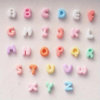 50 stücke Solide Zufällige Farbe Buchstaben Nette Cartoon Creme Kleber Telefon Fall Harz Zubehör Haar Clip DIY Schmuck Handmade