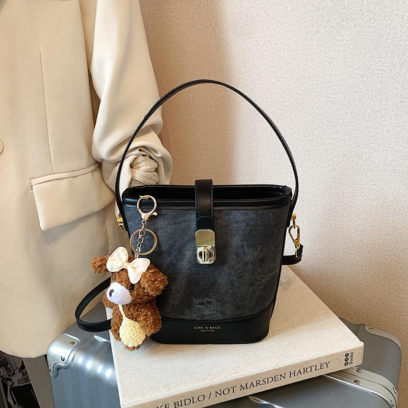 Retro casual texture contrasting color bucket bag 2025 autumn and winter new fashionable versatile simple portable shoulder messenger bag