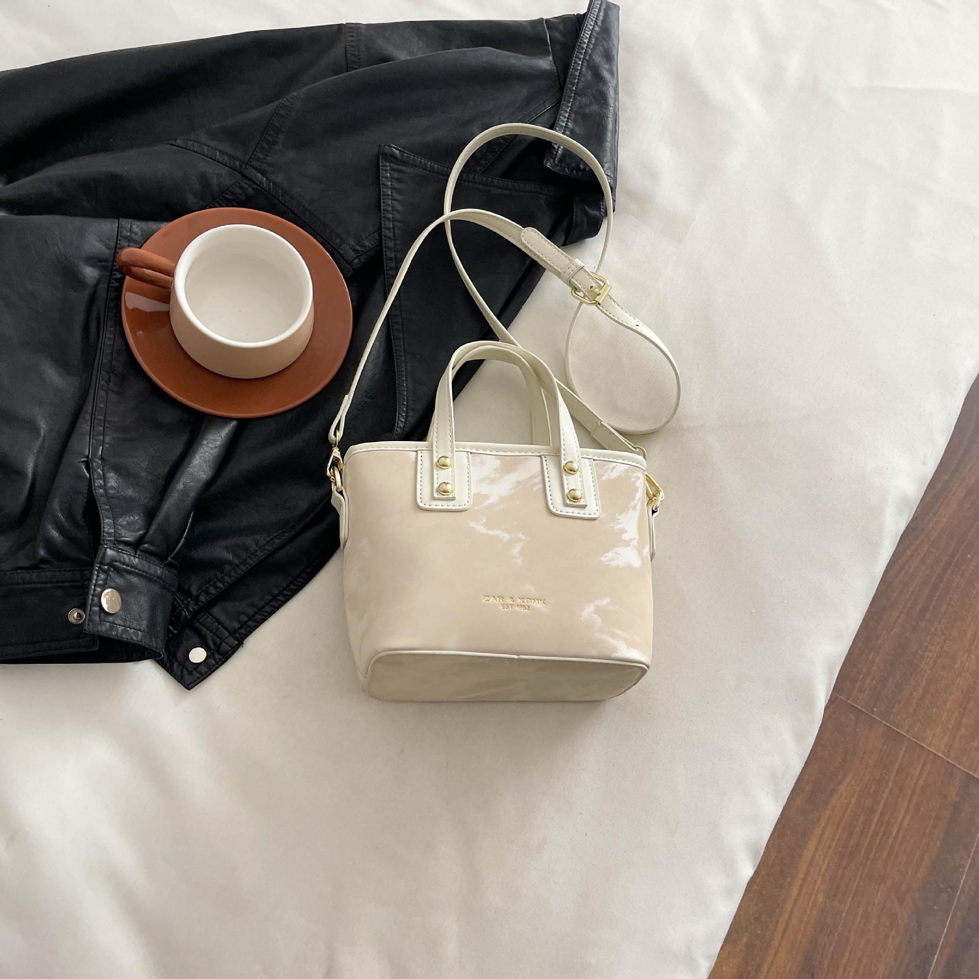 

Hand carrying simple contrasting color bucket bag women 2025 new Korean version trend fashion trend design crossbody armpit bag білий