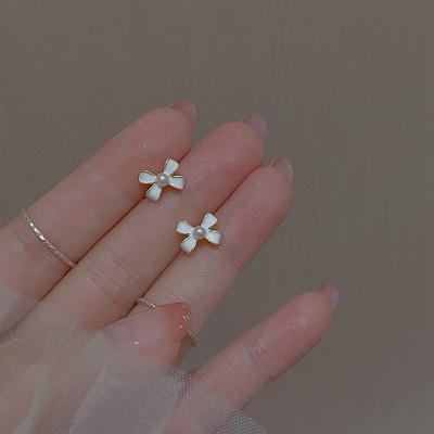 Gentle Bow Imitation Pearl Stud Earrings Women's Light Luxury Versatile Going Out Earrings Sense Ins Temperament Muse Fan Earrings