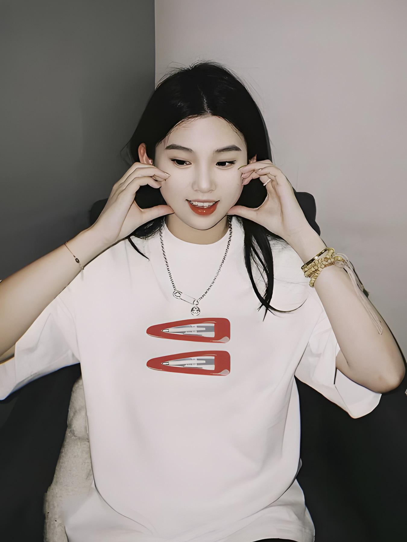 

WoUnisex ShortSleeve Fit Round Neck Top with Red Letter Graphic Print White Office Wea Harajuku Sleeve Casual Aesthetic Clothes S