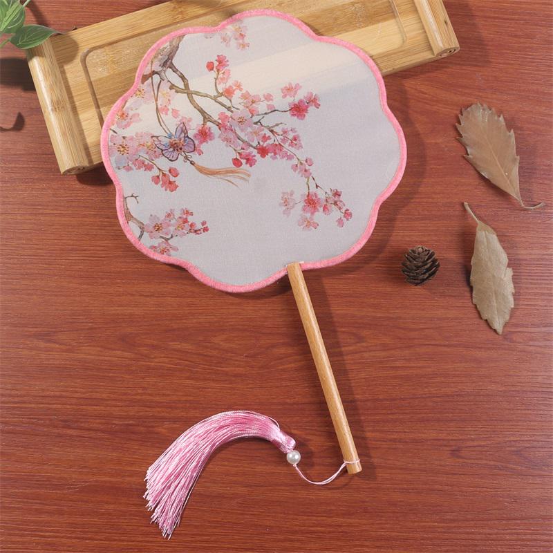 Vějíř s osmi lístky ve starobylém stylu: Poloprůhledný taneční vějíř s dlouhou rukojetí a střapci pro kostýmy Hanfu Cheongsam