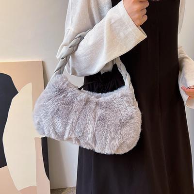 Le borse intrecciate, semplici ed eleganti, sono popolari in stagione, nuove borse casual in peluche, borse morbide da spalla/sottobraccio.