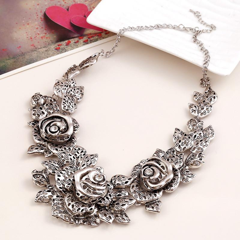 In Spired Alloy Flower Necklace With Stones For Artful Gifts серебряный