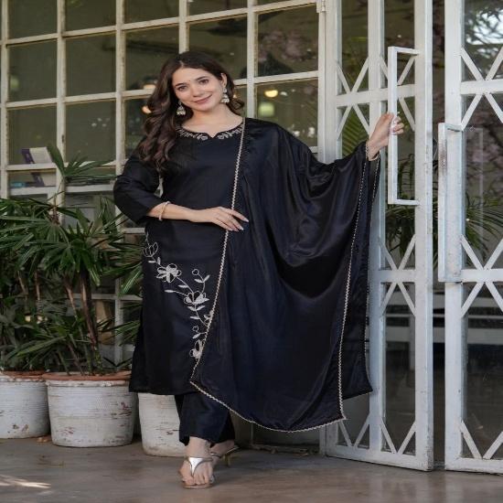 Elegant Embroidered Silk Kurti Pant Set with Scalloped Lace Dupatta