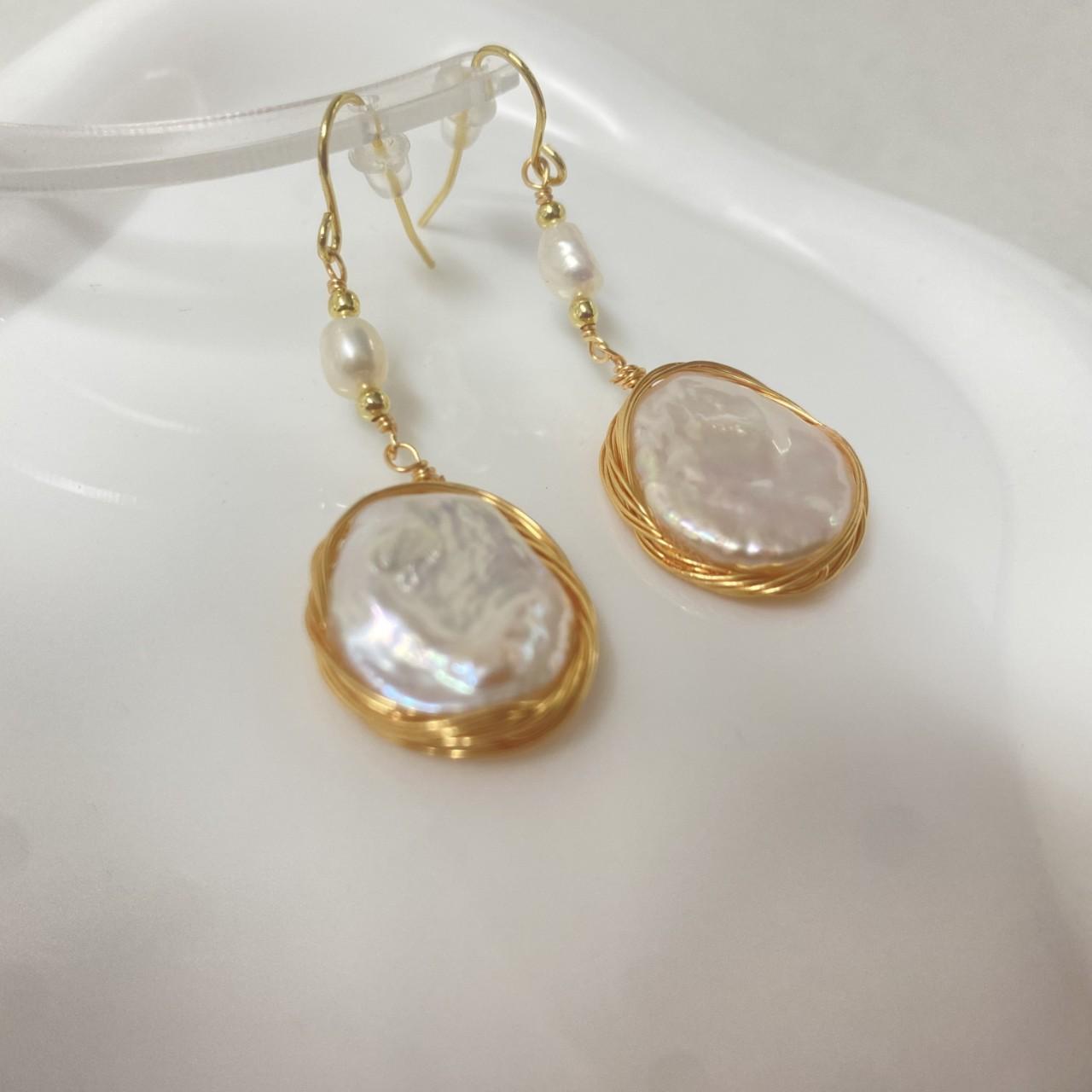 

Baroque Freshwater Pearl Round Handmade Earrings Ear Hooks Elegant Personality Versatile Light Luxury High Sense