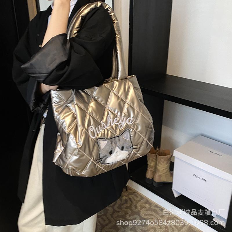 

Autumn and winter explosion down jacket big bag women 2025 new trendy Internet celebrity explosion life waterproof commuter tote big bag шампанского