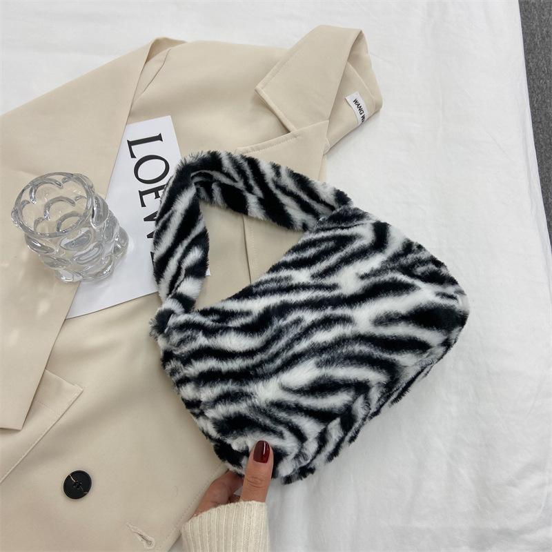 

This year s popular handbag autumn new fashion personalized shoulder bag casual retro plush underarm bag зебра печати