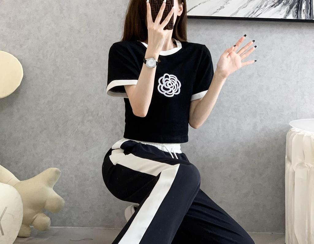 Elegant Women's Summer Casual Suit: Stylish Wide-Leg Pants Two-Piece Set for an Age-Reducing Street Style.