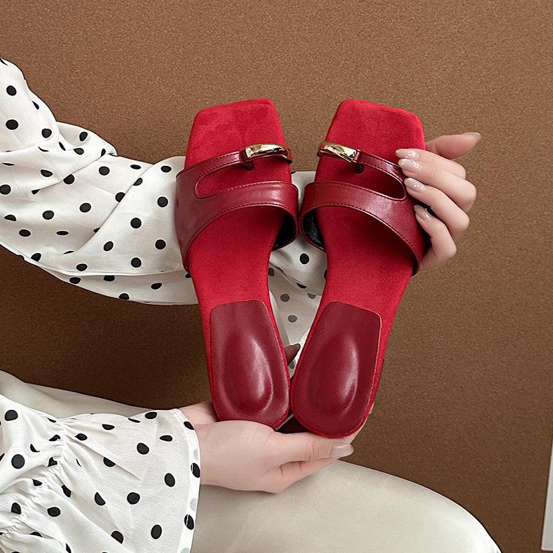 French retro versatile lightweight square head metal buckle high-end open-toed sandals women wear versatile flat-bottomed cool slippers