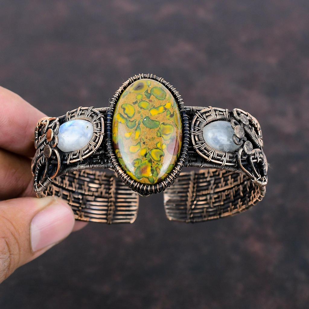 Fruchtjaspis Armreif Kupferdraht umwickelter Armreif Verstellbarer Armreif Handgemachter Edelsteinarmreif Kupferschmuck zum Geschenk Mondstein Armreifen