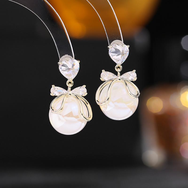 

Женские серьги в элегантном дизайне «лайт-люкс» с изящным бантом в форме сердца и имитацией жемчуга, модные и универсальные серьги нишевого дизайна