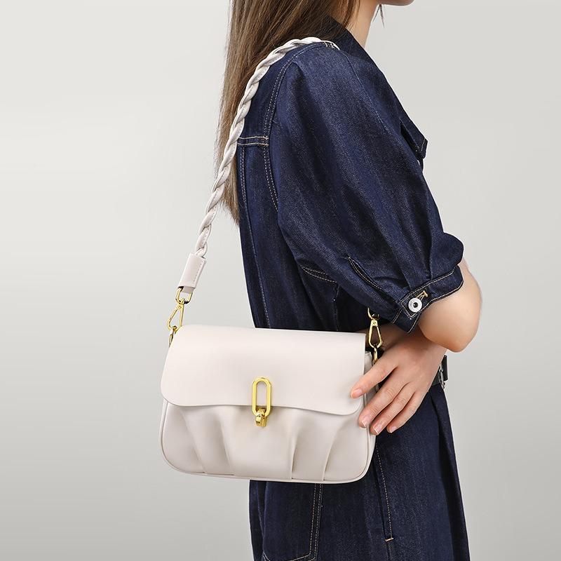 Les sacs pour femmes sont populaires en automne et en hiver. Les sacs cloud polyvalents sont des sacs à bandoulière en cuir portés sous le bras haut de gamme.