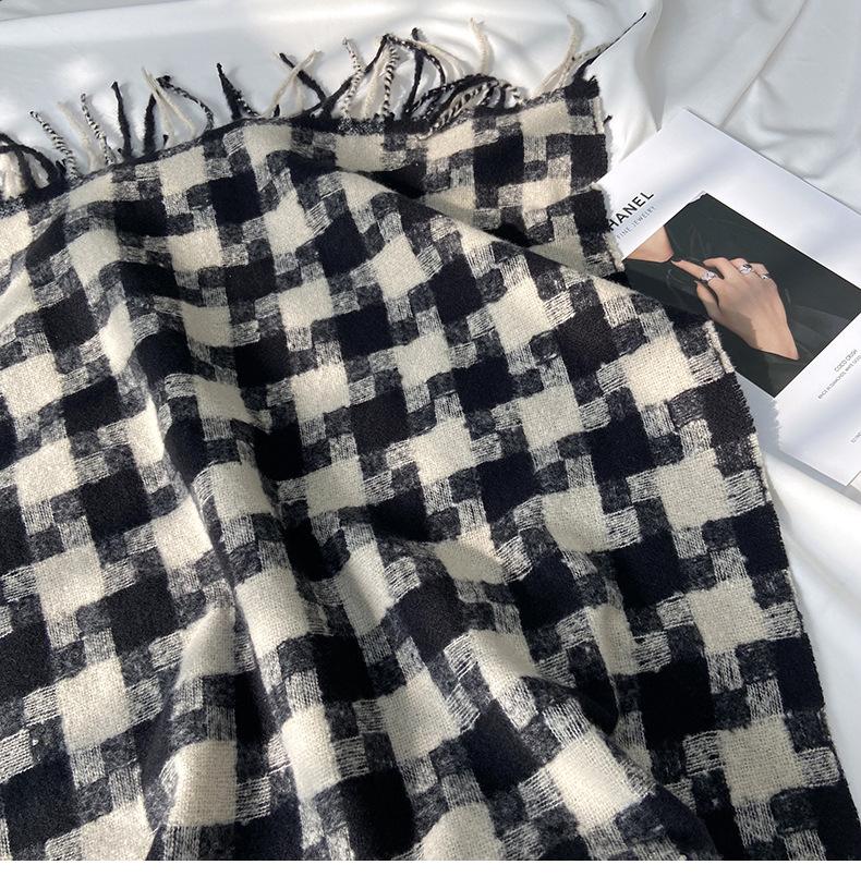 Eleganter Damen-Mehrfarbiger Tartan-Plaid-Schal mit Quastenfransen, Nicht dehnbar, Warmer dekorativer gewebter Schal für lässiges Wochenende, Winddicht, Weicher Komfort