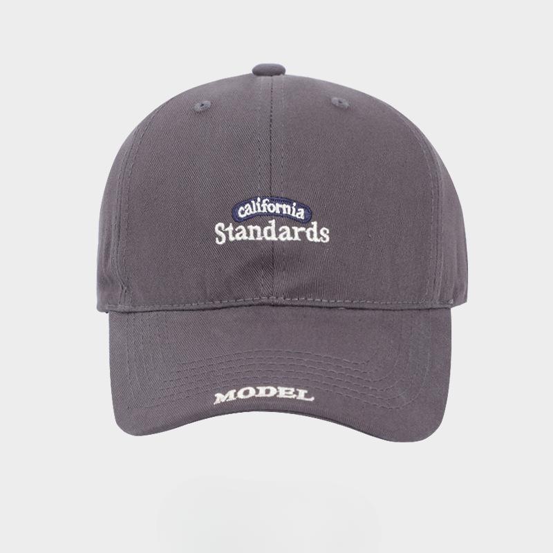 

Бейсболка с вышивкой букв для мужчин и женщин, модная и универсальная в корейском стиле, с мягким верхом, чтобы подчеркнуть лицо, кепка маленький утенок (54-58cm)