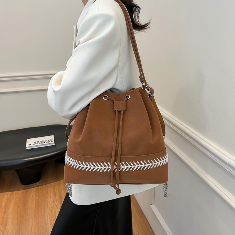 Bucket bag women's 2025 new spring and summer niche design chain backpack women's high-end fashion messenger backpack