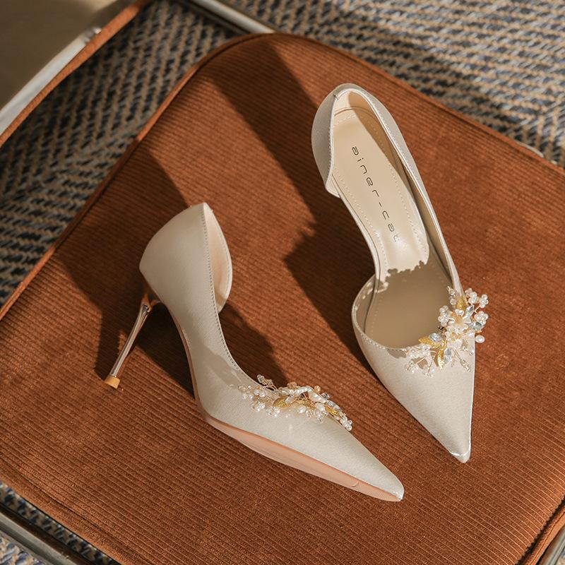 

8330-3 High-heeled wedding shoes women s thin heels 2025 new pointed-toed side empty single shoes Xiuhe wedding dress two wear bridal shoes 34