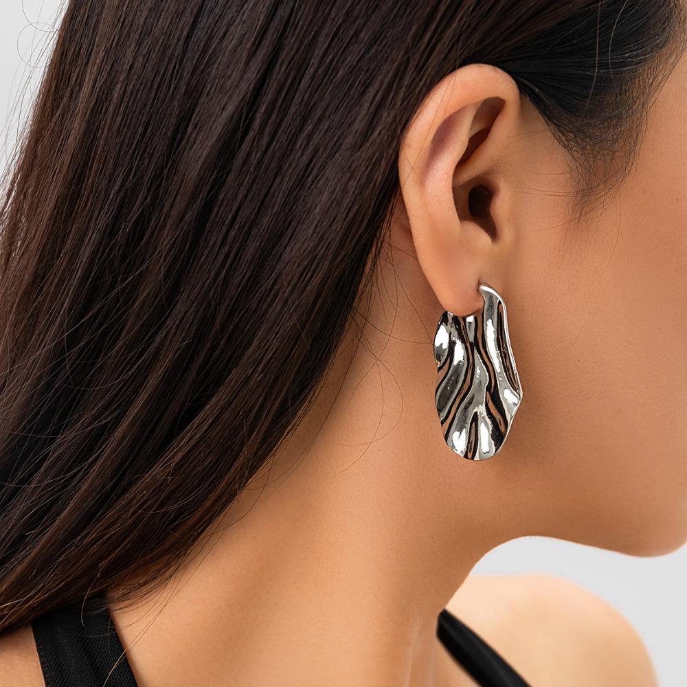 

Temperament Geometric Imitation Pearl Earrings Fashion Earrings New Tassel Pleated Metal Earrings