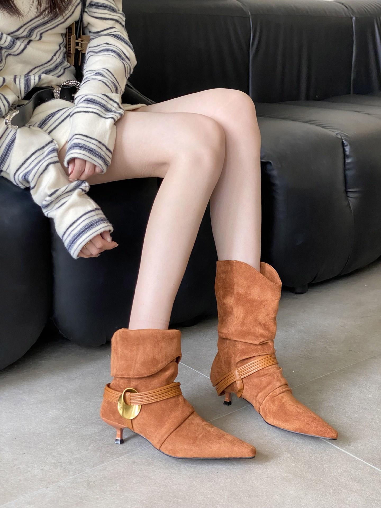 

2025 autumn and winter new square head thin heel high heel temperament French fashion women s short boots suede metal decorative medium boots 40 светло-коричневого