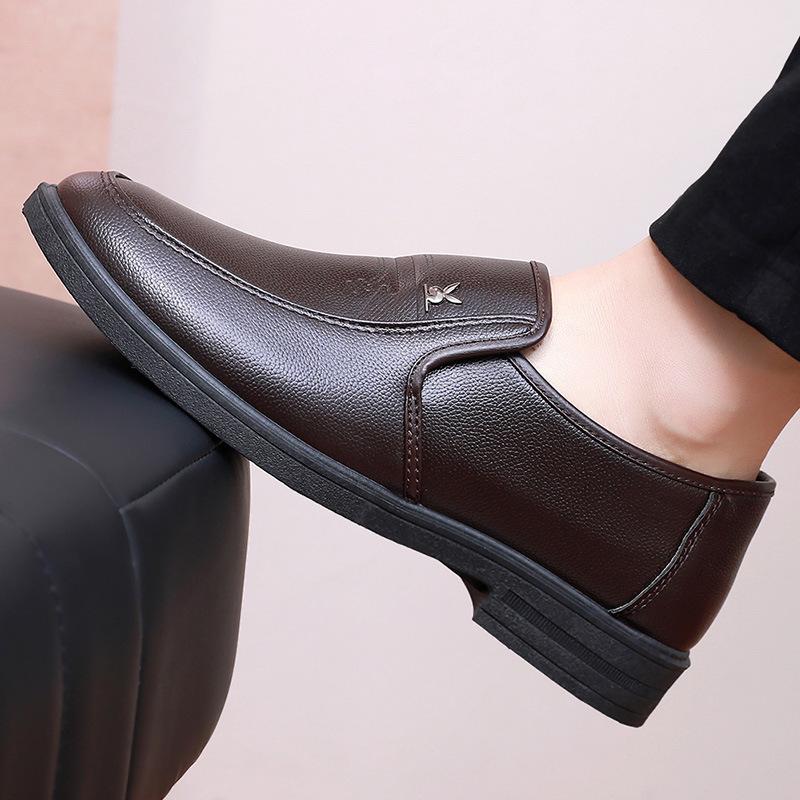 

Повседневная кожаная обувь мужская летняя дышащая британская классическая деловая мужская обувь нескользящая мягкая кожа мягкая подошва черная средняя обувь для папы 44 коричневый