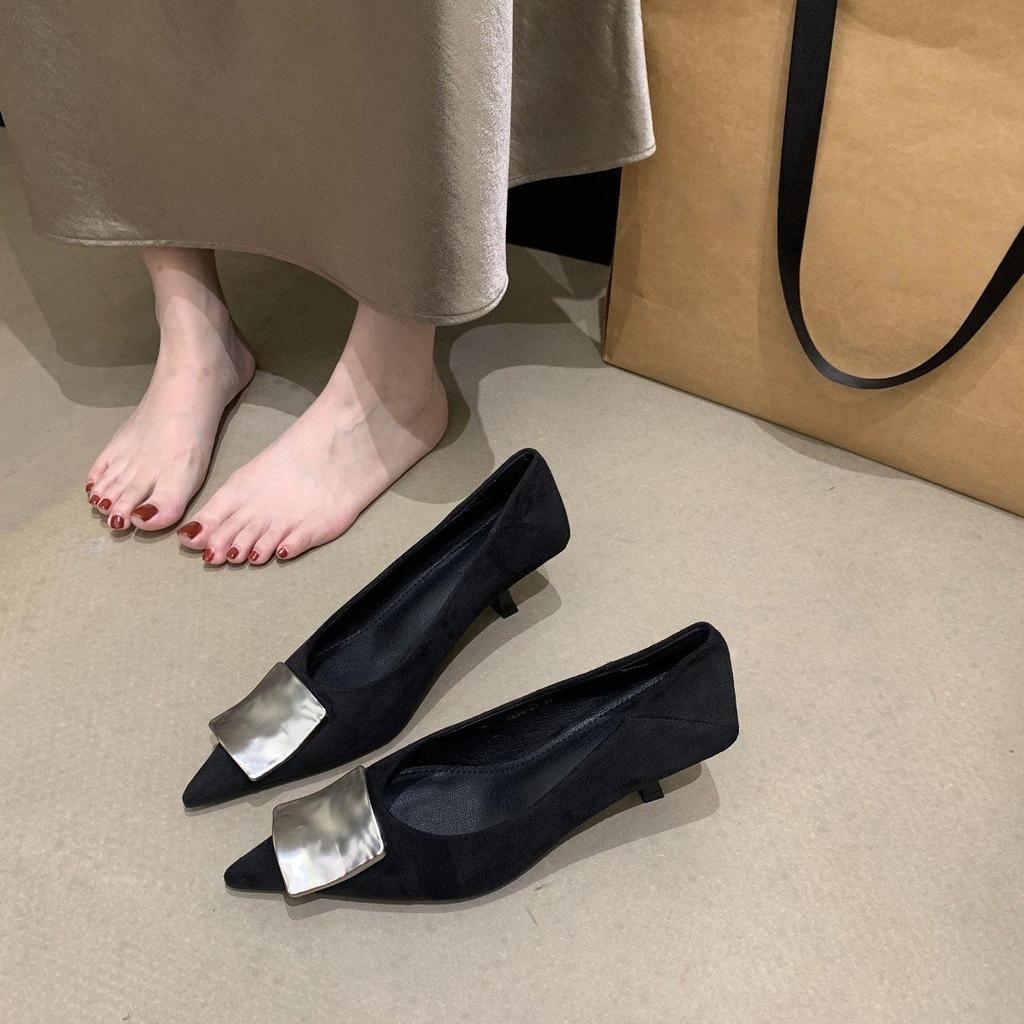Cienki obcas zamszowe szpiczasty nosek płytki dekolt buty na jeden sezon damskie metalowa klamra obcas kotek buty wieczorowe