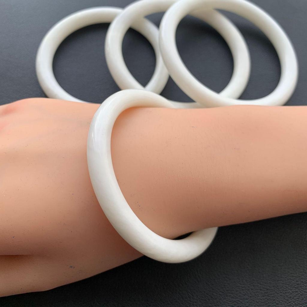 Natürliches Xiuyan-Jaspis-Tuschewasch-Armband - Feiner Ding-Dang-Stil, Eis-Transparente Oberfläche, Weißer Eis-Jadit für Damen.