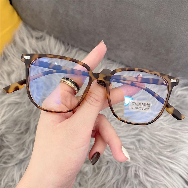 

Антисиние очки, многогранная личность, то же самое плоское зеркало в большой оправе, простой макияж и тонкое зеркало для близорукости