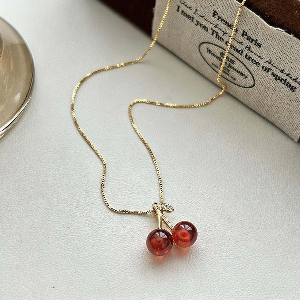 Red Cherry Agate Pendant Necklace: Elegant Women's Clavicle Chain with High-End Niche Design