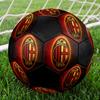 Pallone da Calcio AC Milan Taglia 5, Cucito a Macchina in PVC, Resistente e ad Alto Rimbalzo, Adatto a Tutte le Età, Merchandising per tifosi, Partite e Uso all'Aperto.