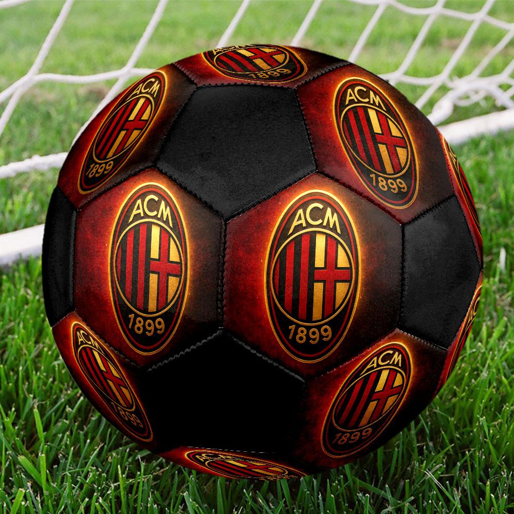 Pallone da Calcio AC Milan Taglia 5, Cucito a Macchina in PVC, Resistente e ad Alto Rimbalzo, Adatto a Tutte le Età, Merchandising per tifosi, Partite e Uso all'Aperto.