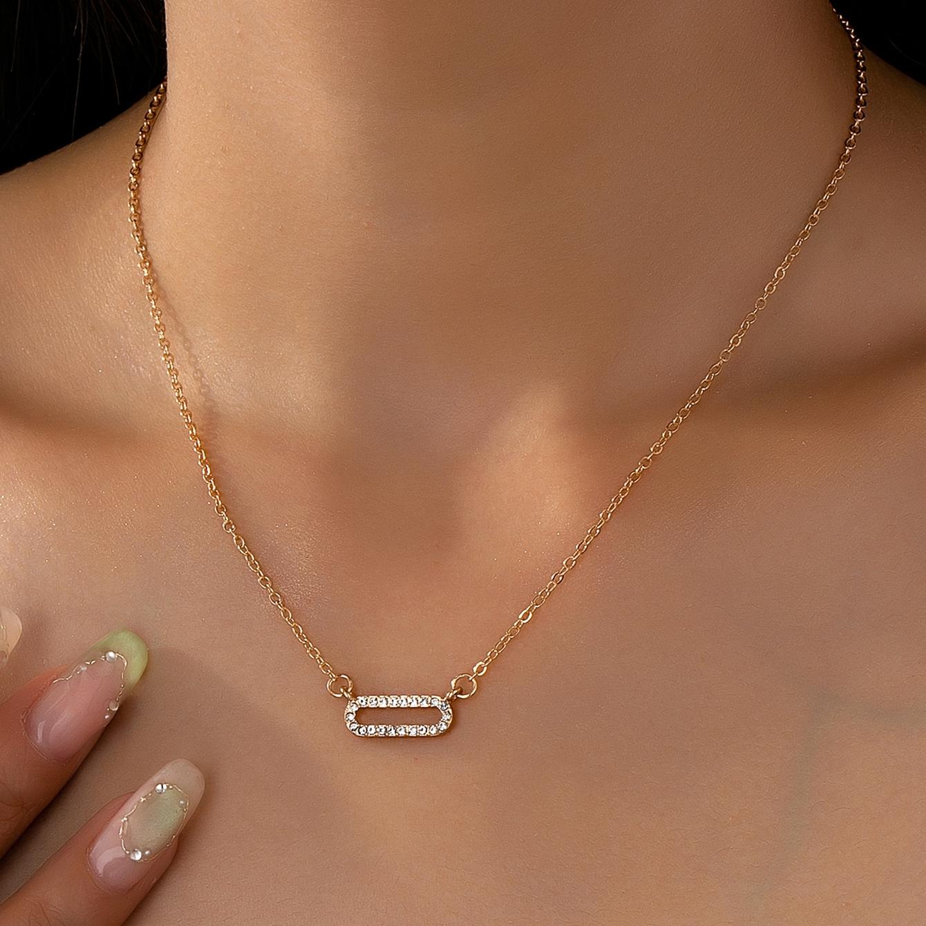 

A Women s Necklace with Square Inlaid Glass, Simple and Fashionable, Suitable for Daily Wear and Vacation Wear