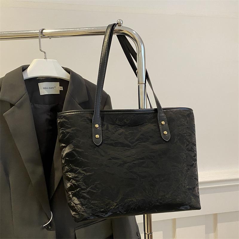 

Сумка большой вместимости женская 2025 новая высококачественная текстура модная сумка через плечо повседневная универсальная сумка-тоут для поездок на работу чёрный