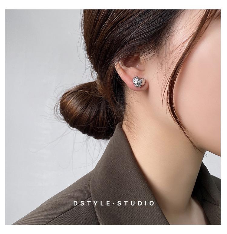 Korean Minimalist Metal Heart Stud Earrings - Light Luxury Design