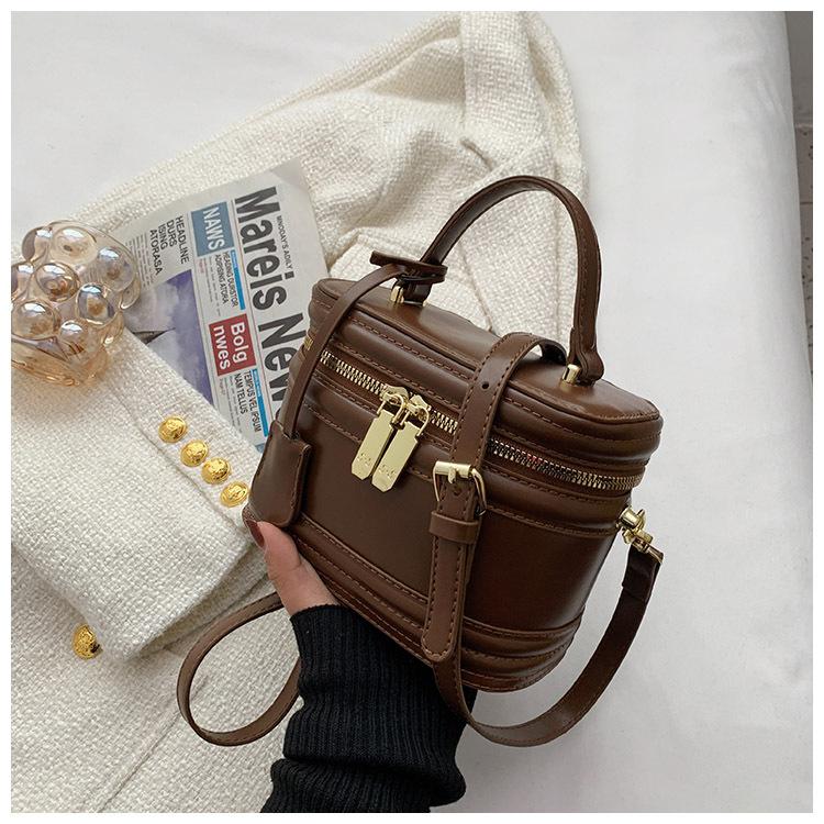 

Модная текстурная маленькая сумка женская 2025 новая нишевая инс портативная сумка-коробка универсальная в иностранном стиле на плечо сумка-мессенджер