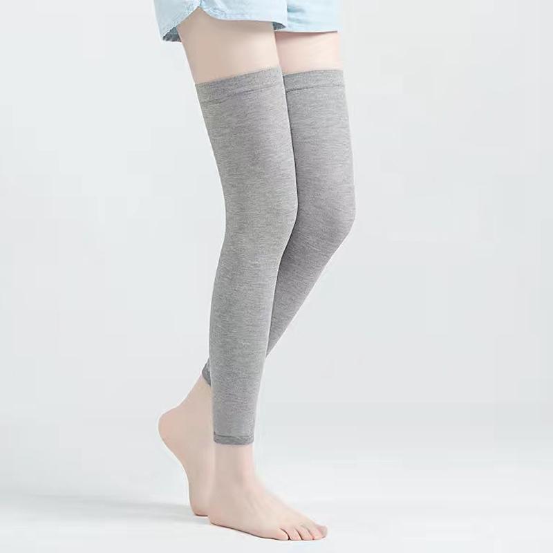 

Повседневные тонкие эластичные однотонные спортивные носки выше колена серый
