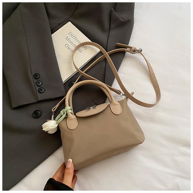 

2025 лето новая сумка-пельмень модный тренд косая сумка-тоут простой нишевый дизайн повседневная наплечная женская сумка