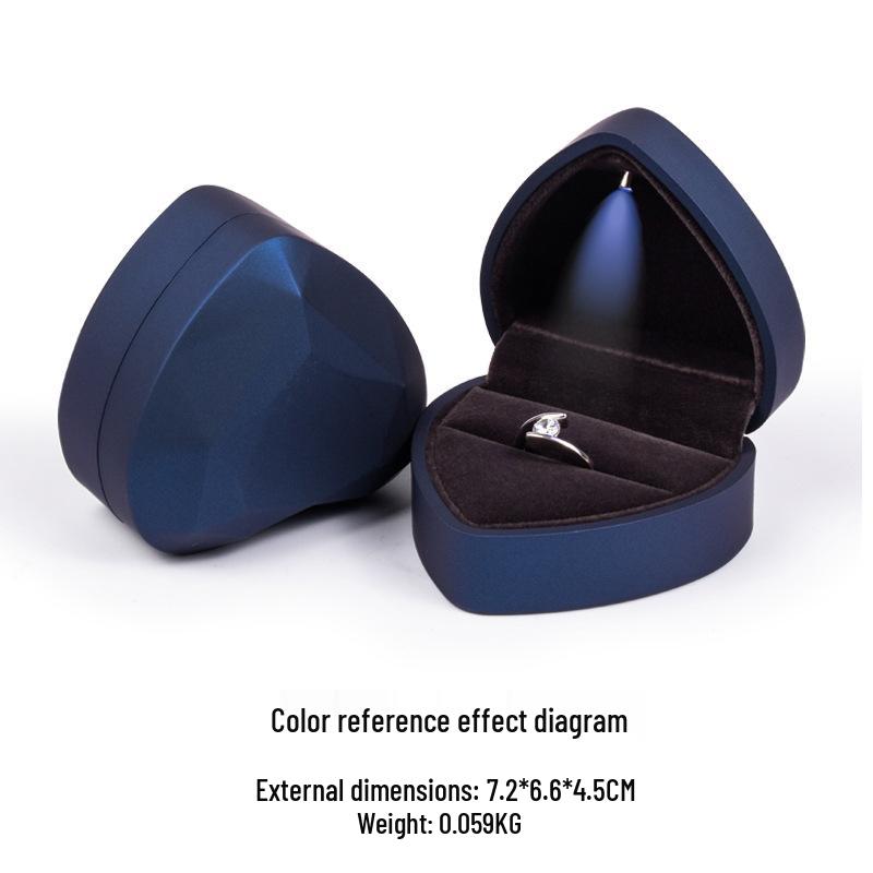 Elegant hjerteformet smykkeskrin med LED-lys for ring eller halskjede.