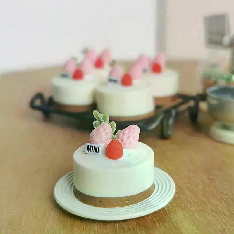 1Pcs Miniature Dollhouse Simulation Clay Strawberry Fruit Cake Mini Food Model For Doll House Accessories Cute Bakery Cake Toys
