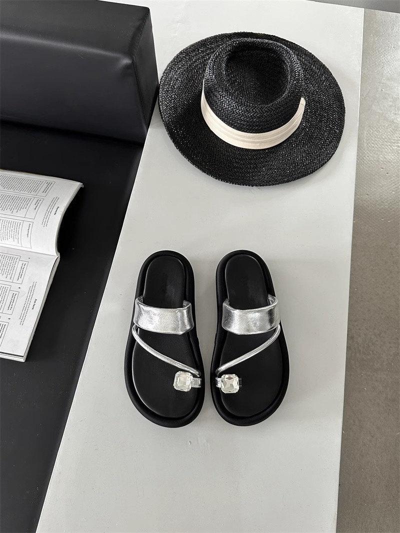 

Thick-bottomed Roman style pinch-toe slippers for women to wear in the summer of 2025, new soft-bottomed round-headed lazy cool slippers 40 серебряный