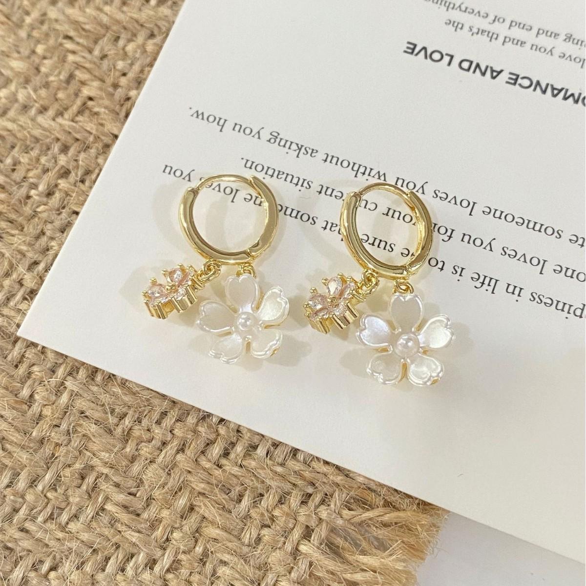Exquisite French White Flower Zirconia Ear Cuff: Versatile, Elegant Earrings for Women with a Simple, High-End Aesthetic.