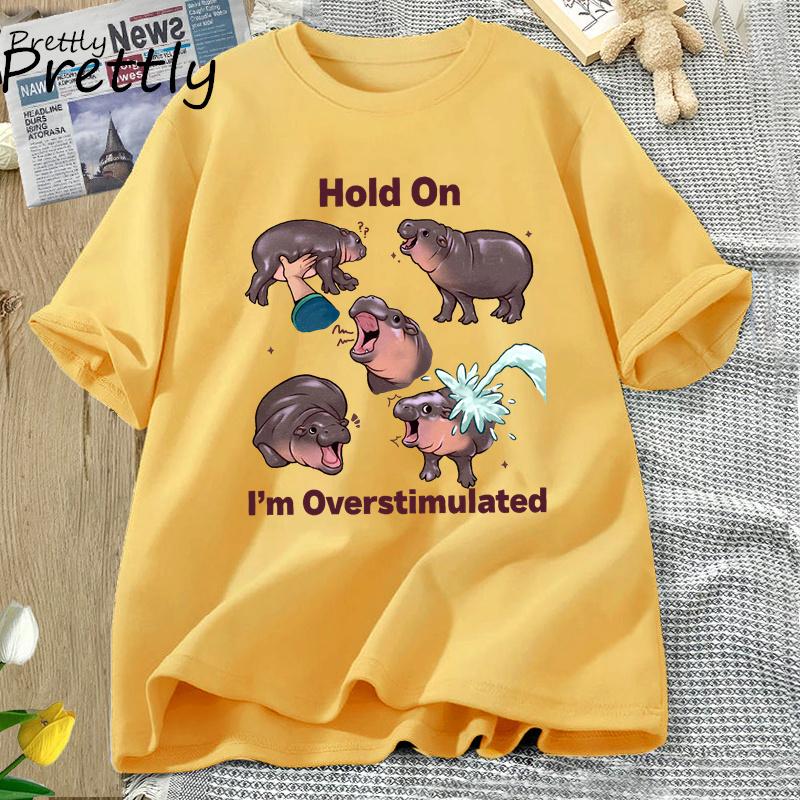 Moo Deng T Shirt Hold On Im Overstimulated TShirt Hippo Cute Moo Deng Tee Shirt Harajuku Cotton Short Sleeve Womens Clothes