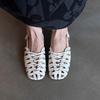 Version aus weichem Leder~ quadratischer Zehenbereich gewebt hohl atmungsaktiv Sommer-Sandalen Damen Riemchen hinten flache Sohle Schweinekorb-Schuhe Baotou Römerschuhe